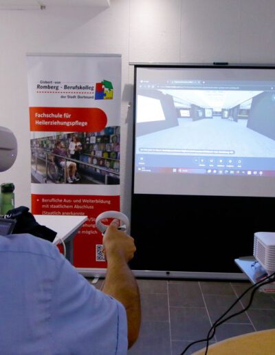 Ein Mann hat eine VR Brille auf und betritt einen inklusiven virtuellen Bildungsraum