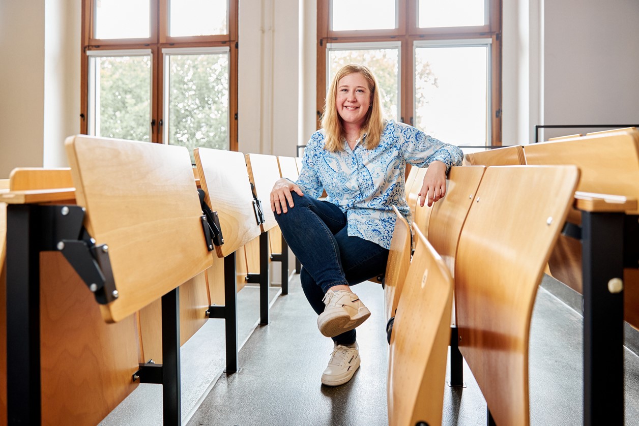 Svenja Stepper, Kanzlerin der FH Dortmund, sitzt in einem Hörsaal
